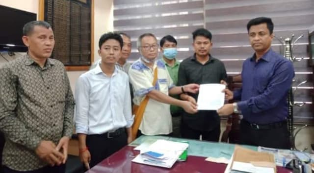 ত্রিপুরাদের হত্যার প্রতিবাদে মানববন্ধন ও স্মারকলিপি প্রদান