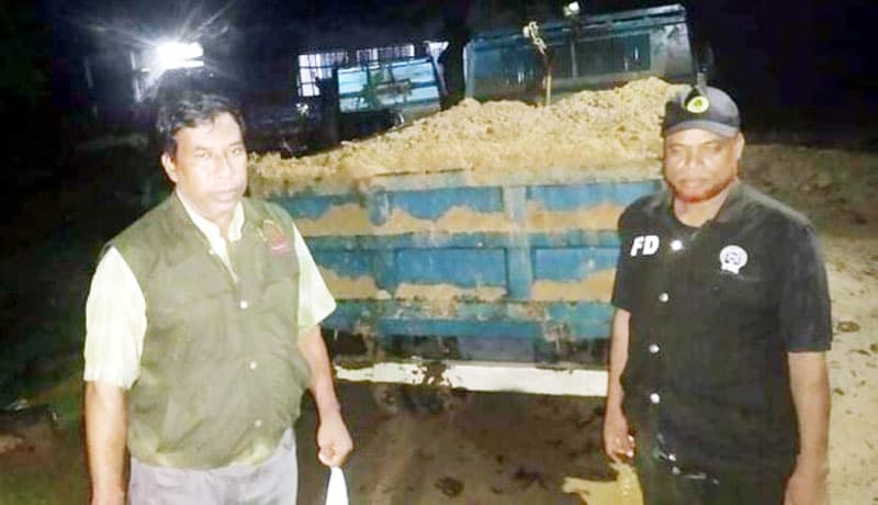 উখিয়ায় গভীর রাতে মাটিভর্তি ডাম্পট্রাক আটক