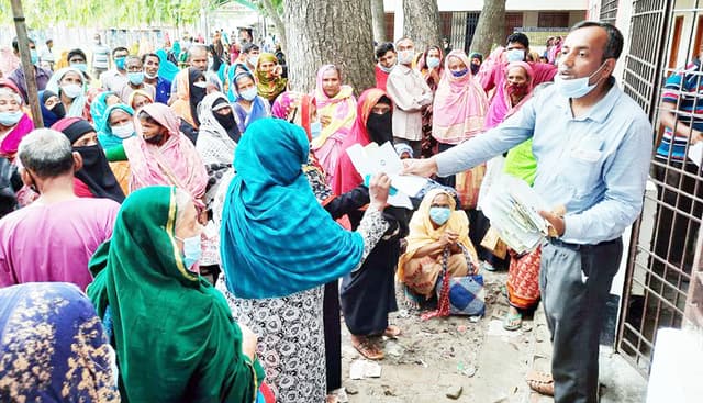 ঝিনাইদহে সোনালী ব্যাংকে ভাতা বিতরণে জটলা !