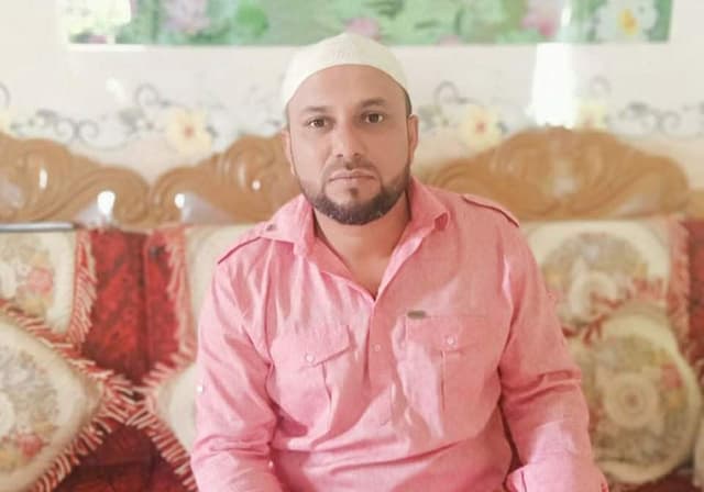 কাস্টমস কর্মকর্তাকে ছুরিকাঘাত করে হত্যার চেষ্টা