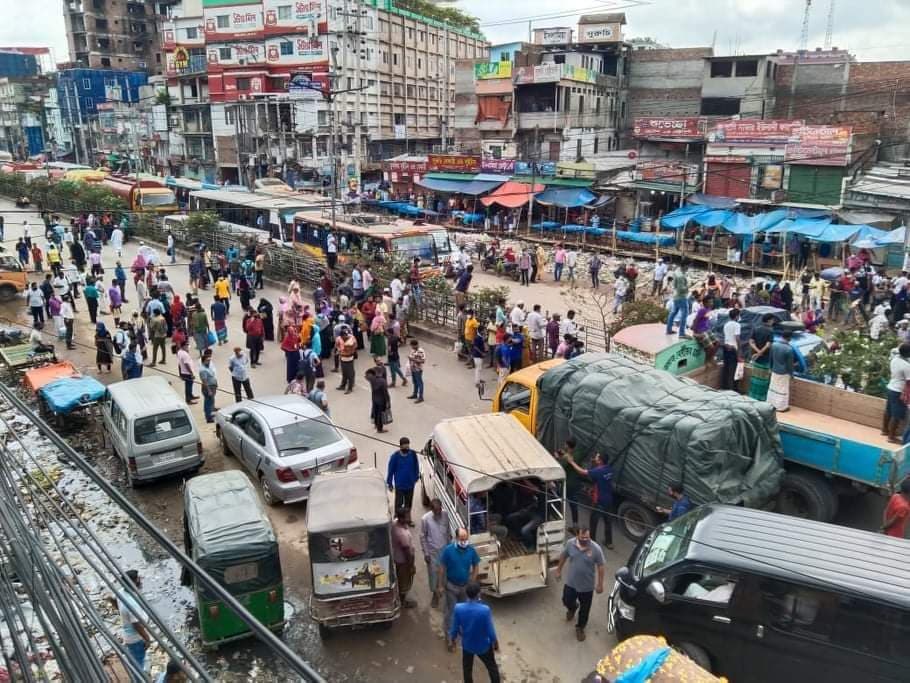গণপরিবহন না থাকায় সাভারে শ্রমিকদের মহাসড়ক অবরোধ