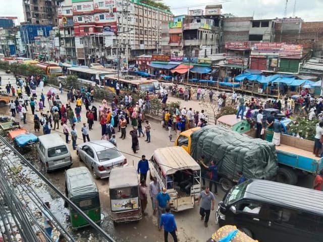 গণপরিবহন না থাকায় সাভারে শ্রমিকদের মহাসড়ক অবরোধ