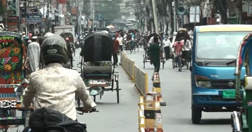 মানুষের চলাচল বেড়েছে বরিশালের রাস্তায়
