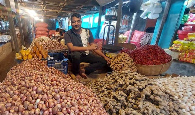হিলিতে পেঁয়াজের কেজি ৪০ টাকা