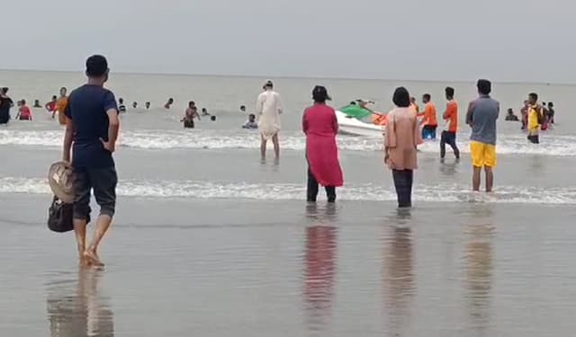 কুয়াকাটা সৈকতে ঈদ উৎসব