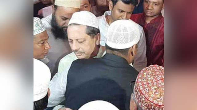 বরিশালে নতুন ও বিদায়ী মেয়রের একই জামাতে ঈদের নামাজ আদায়