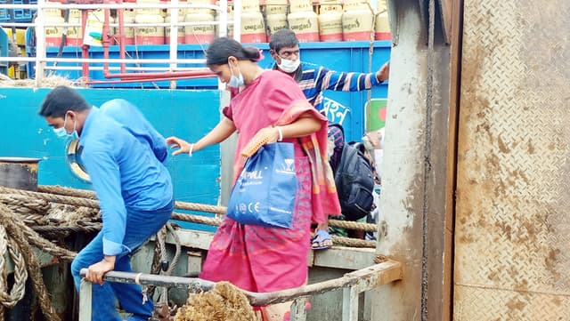 ঝুঁকি নিয়েই রাজধানী ছাড়ছে লাখো মানুষ !