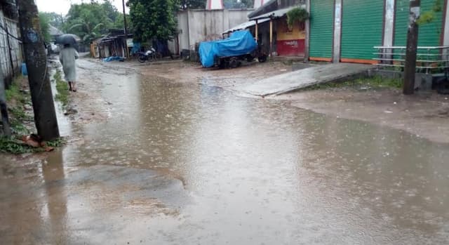 অল্প বৃষ্টিতেই সড়ক যেন পুকুর!