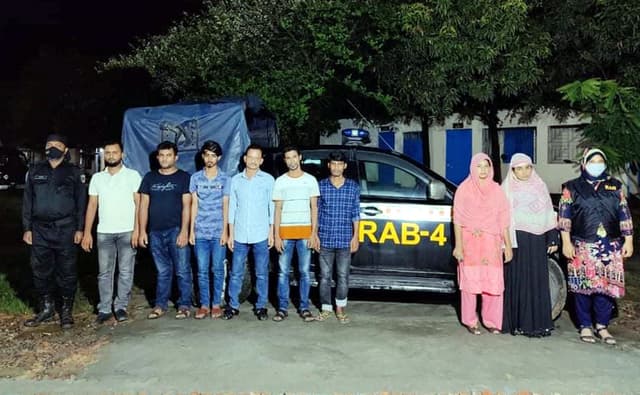 সাভারে দুই নারীসহ ৮ মাদক কারবারি আটক