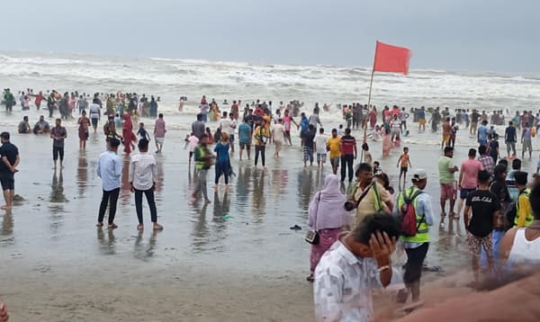 বৈরী আবহাওয়ায়ও পর্যটকে মুখরিত কক্সবাজার সৈকত