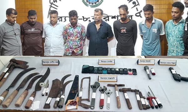 বরিশালে ডাকাত সর্দারসহ গ্রেপ্তার ৮, বিপুল অস্ত্র উদ্ধার