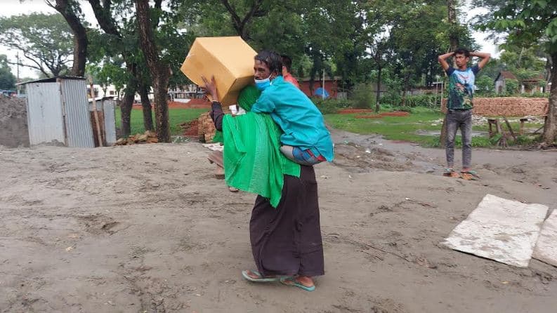 স্বামীকে ২০ বছর ধরে কাঁধে বহন করছেন স্ত্রী
