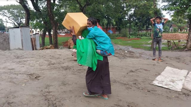 স্বামীকে ২০ বছর ধরে কাঁধে বহন করছেন স্ত্রী