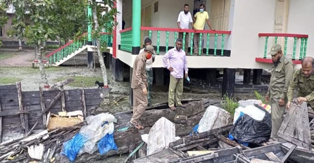 সুন্দরবনে অবৈধভাবে প্রবেশের দায়ে ২টি নৌকা জব্দ
