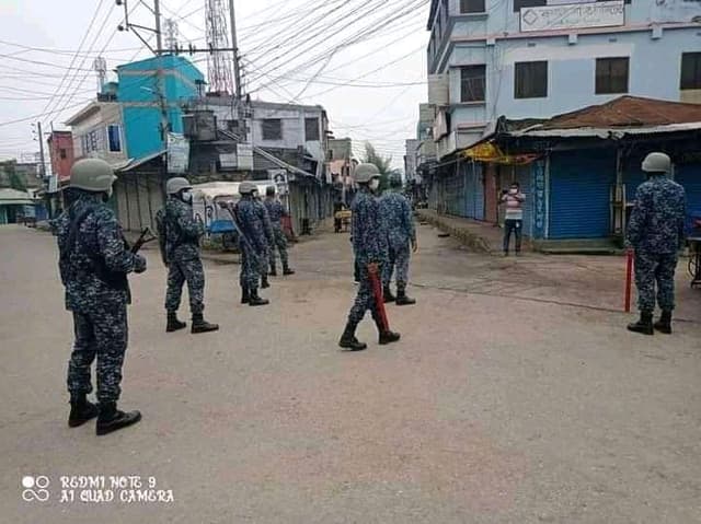 করোনা মোকাবেলায় নৌবাহিনীর টহল