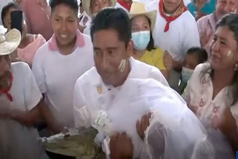 মেয়র বিয়ে করলেন কুমিরকে
