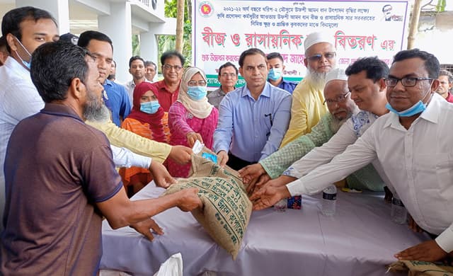কাউখালীতে কৃষকদের মাঝে বিনামূল্যে বীজ ও সার বিতরণ