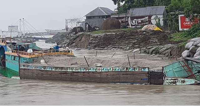 ভাঙনে হুমকির মুখে লঞ্চঘাট ও ১নং ফেরিঘাট