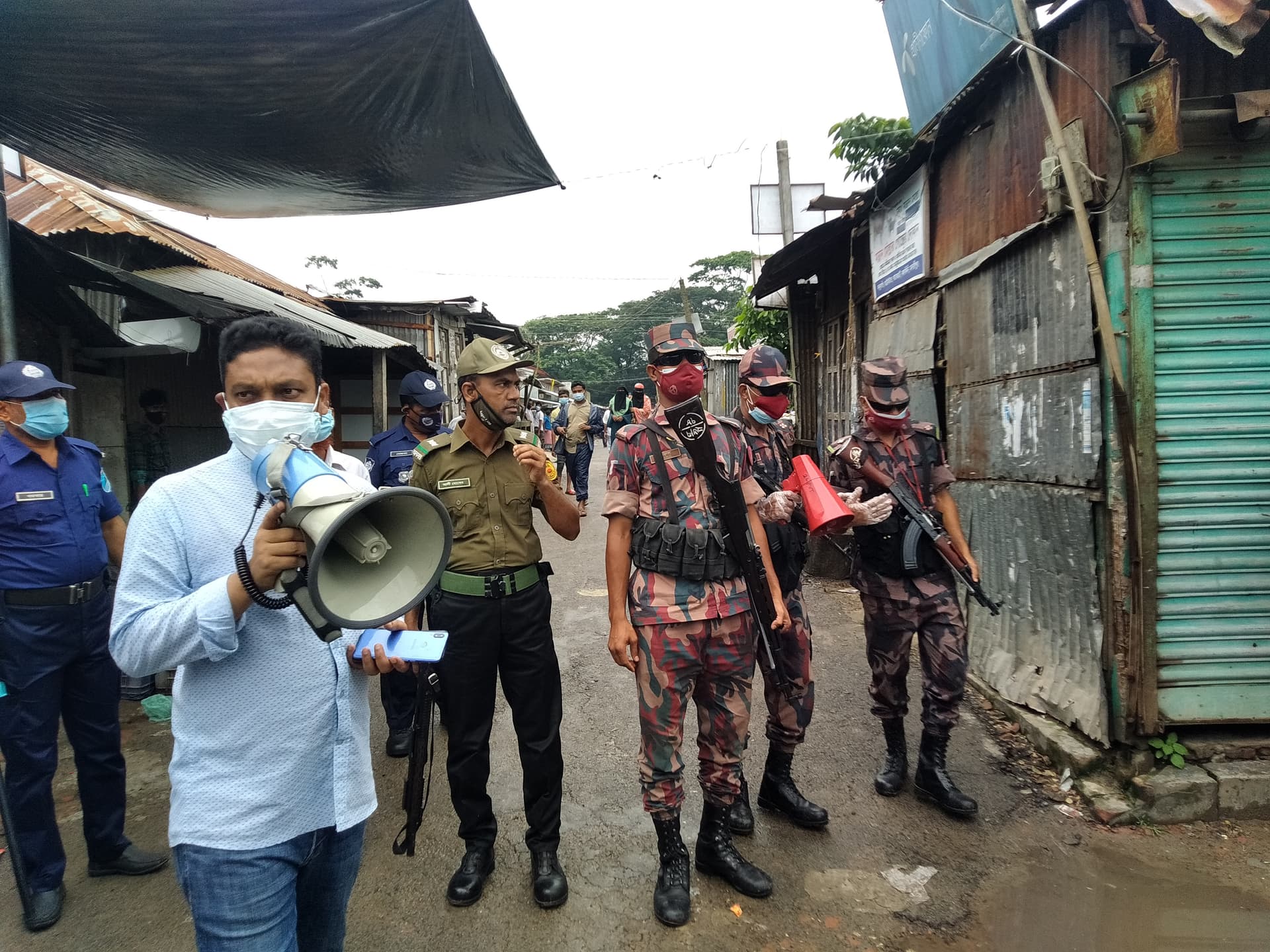 কালকিনিতে করোনা বিস্তার ঠেকাতে মাঠে রয়েছে উপজেলা প্রশাসন