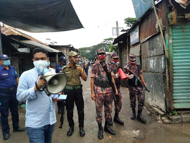 কালকিনিতে করোনা বিস্তার ঠেকাতে মাঠে রয়েছে উপজেলা প্রশাসন