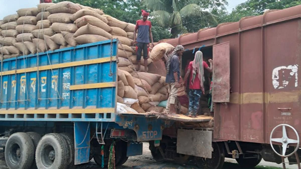 হিলি বন্দরে ভারত থেকে রেলপথে এলো ভুট্টা