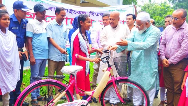 ধামইরহাটে শিক্ষার্থীদের মাঝে প্রধানমন্ত্রীর বাইসাইকেল উপহার