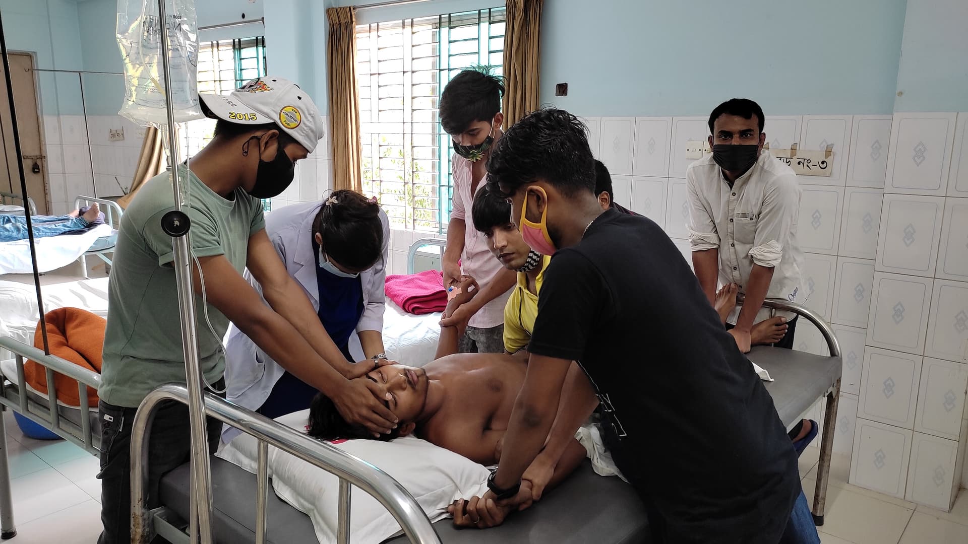 'ভূতুড়ে কান্ডে'  পোশাক কারখানার ১২ শ্রমিক হাসপাতালে