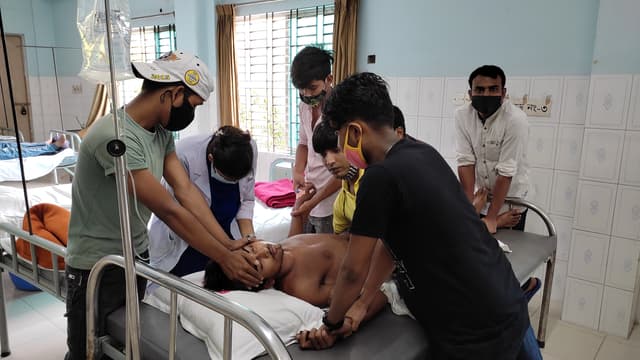 'ভূতুড়ে কান্ডে'  পোশাক কারখানার ১২ শ্রমিক হাসপাতালে