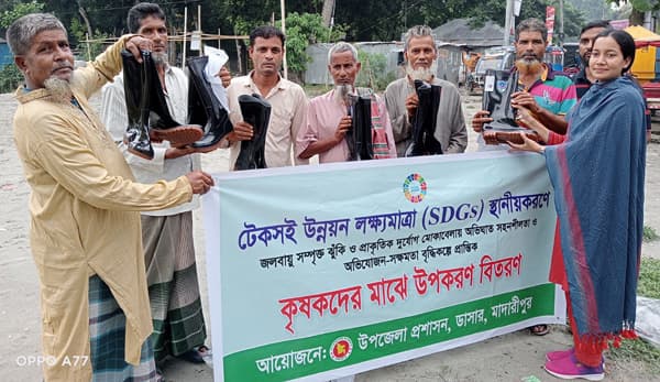 প্রান্তিক পর্যায়ে কৃষকদের মাঝে গাম বুট বিতরণ