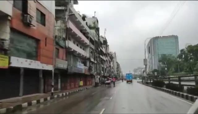 বৃষ্টি আর লক ডাউনে ফাঁকা রাজধানীর সড়ক