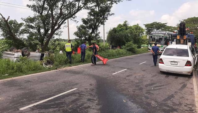 বড়াইগ্রামে মাইক্রোবাস ও প্রাইভেটকার সংঘর্ষে আম ব্যবসায়ী নিহত