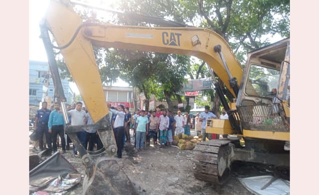 সরাইলে অবৈধ স্থাপনা উচ্ছেদ অভিযান শুরু করেছে সওজ