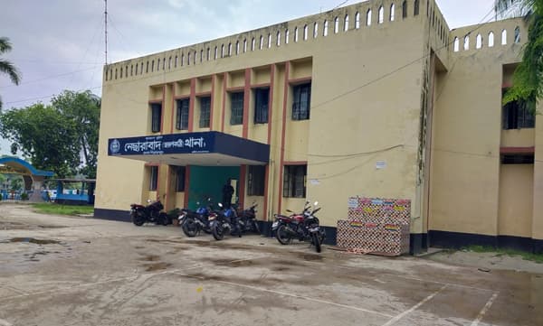 নেছারাবাদে এনজিও মালিকের ঝুলন্ত মরদেহ উদ্ধার