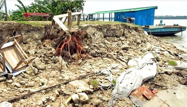কাঁঠালিয়ায় সাড়ে ৩ কিলোমিটার বেড়িবাঁধ ক্ষতিগ্রস্ত, আতঙ্কে বাসিন্দারা