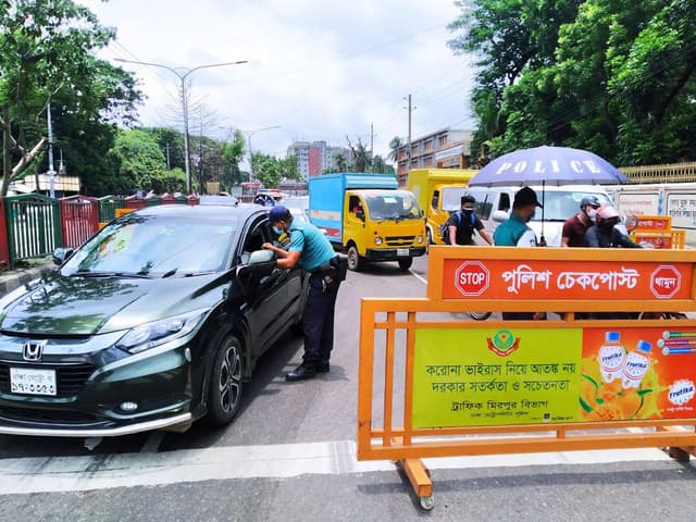 পঞ্চমদিন ঢাকার সড়কে বেড়েছে গাড়ি-মানুষ-রিকশার চলাচল