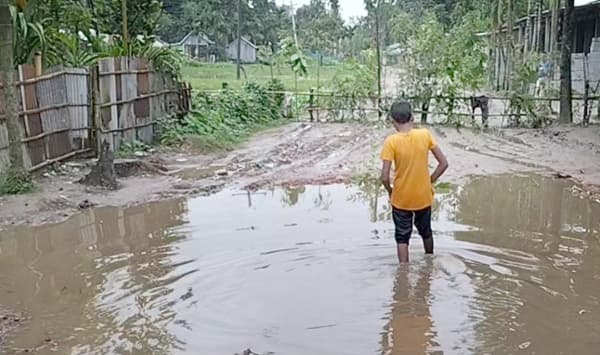 ভূরুঙ্গামারীতে চলাচলের অনুপযোগী সড়কে বেড়া দিয়ে ক্ষোভ প্রকাশ