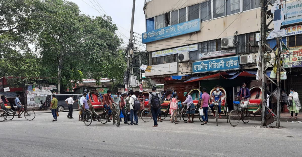 কাজের খোঁজে রাস্তায় মানুষের ঢল