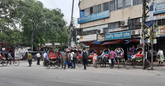 কাজের খোঁজে রাস্তায় মানুষের ঢল