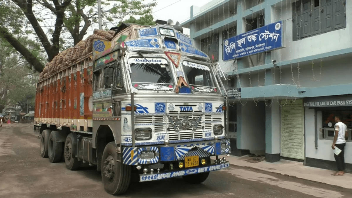 হিলিতে কমতে শুরু করছে পেঁয়াজের দাম