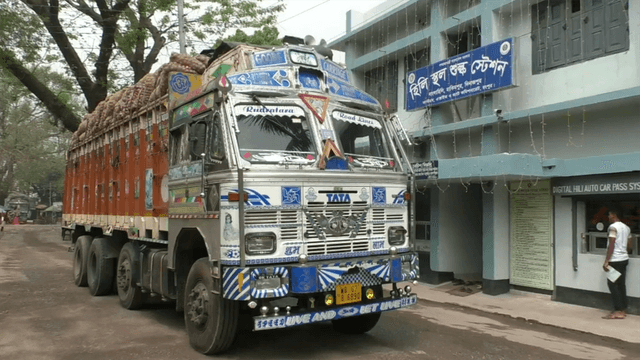 হিলিতে কমতে শুরু করছে পেঁয়াজের দাম