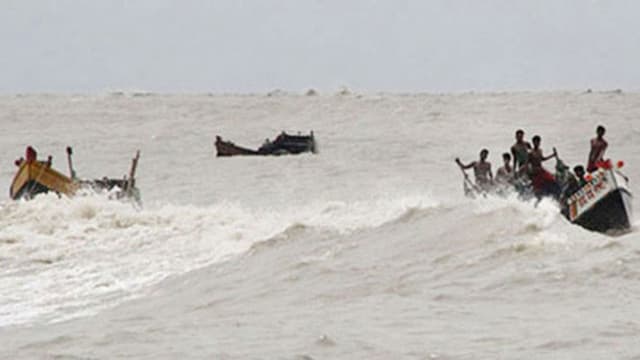 বঙ্গোপসাগরে ট্রলার ডুবি: বার্বুচি নিখোঁজ