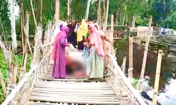 রৌমারীতে বাঁশের সাঁকোর ওপর সন্তান প্রসব