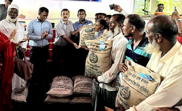 হিজলায় কৃষকদের মাঝে বিনামূল্যে বীজ ও সার বিতরণ কর্মসূচীর উদ্বোধন