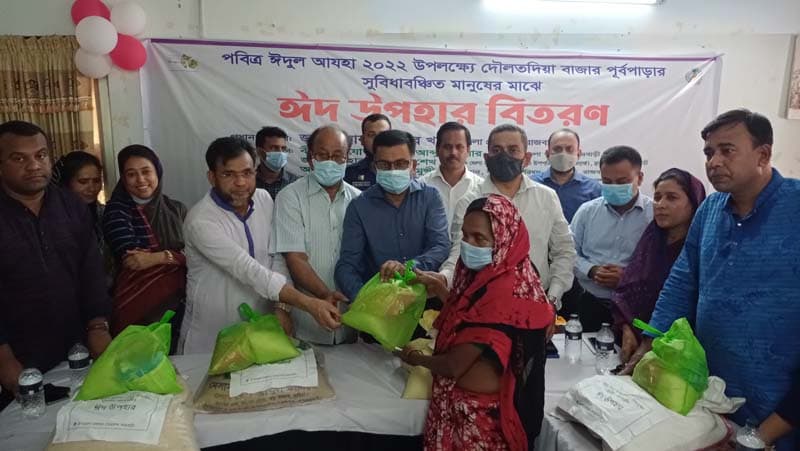দৌলতদিয়া সুবিধাবঞ্চিত নারীদের মাঝে ঈদ উপহার বিতরণ