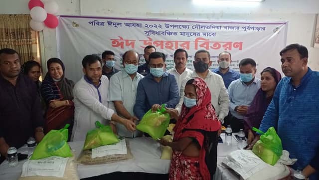 দৌলতদিয়া সুবিধাবঞ্চিত নারীদের মাঝে ঈদ উপহার বিতরণ