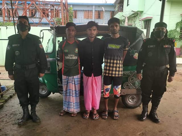 উখিয়ায় ৫০ হাজার পিস ইয়াবাসহ আটক ৩