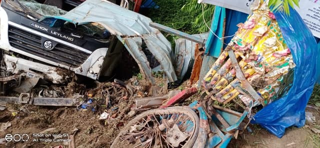 আশুলিয়ায় লরির ধাক্কায় প্রান গেল রিকশা চালকের