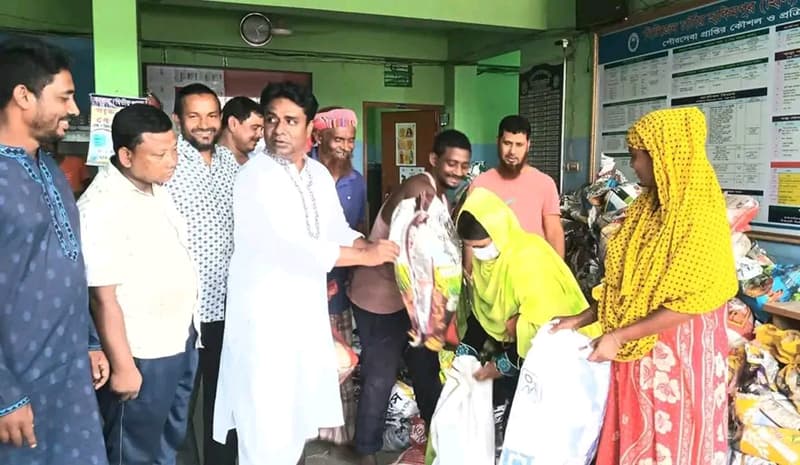 হাকিমপুর পৌরসভায় ঈদ উপলক্ষে ভিজিএফ এর চাল বিতরণ