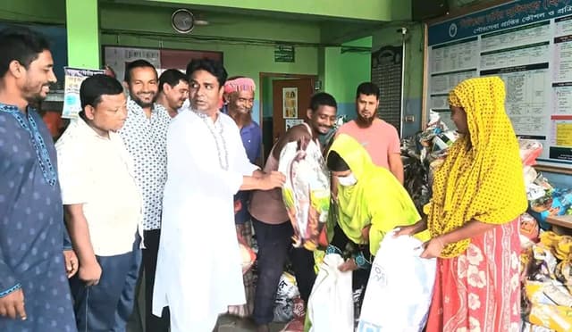 হাকিমপুর পৌরসভায় ঈদ উপলক্ষে ভিজিএফ এর চাল বিতরণ