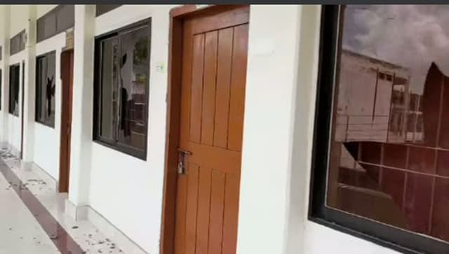 ঠাকুরগাঁও জেলা প্রশা‌সকের কার্যালয়ে ভাঙ্গচুর, আটক ১
